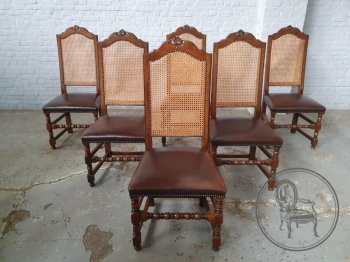 Набор антикварных резных стульев с кожаной обивкой и спинкой из ротанга код. BE4109120