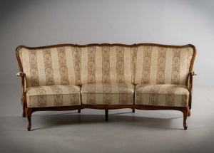 картинка Старинная скамья в полосатой обивке с лаконичной резьбой на своде спинки и царге салоне старинных вещей "Шебби" являющийся официальным дистрибьютором в России и Беларуси