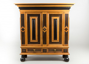 картинка Антикварный шкаф салоне старинных вещей "Шебби" являющийся официальным дистрибьютором в России и Беларуси