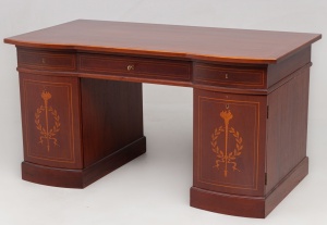 картинка Старинный письменный стол салоне старинных вещей "Шебби" являющийся официальным дистрибьютором в России и Беларуси