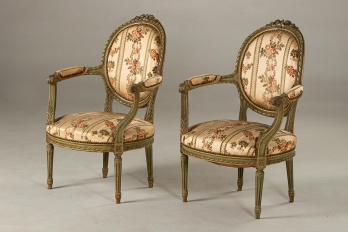 Пара антикварных кресел с ленточной резьбой код. RM4101706