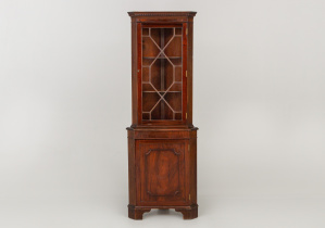 картинка Старинный угловой посудный шкаф салоне старинных вещей "Шебби" являющийся официальным дистрибьютором в России и Беларуси