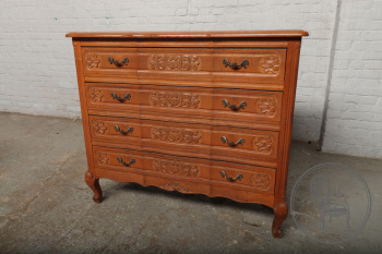 Старинный дубовый комод с резным декором код. BE107161