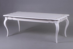 картинка Старинный белый стол с изогнутым краем столешницы и фигурными ножками салоне старинных вещей "Шебби" являющийся официальным дистрибьютором в России и Беларуси