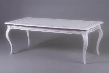 Старинный белый стол с изогнутым краем столешницы и фигурными ножками код.&nbsp;RM4101194