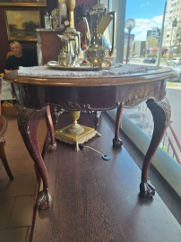 Старинный круглый кофейный столик на изогнутых ножках c львиными лапами код.&nbsp;FN15