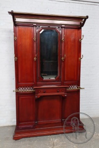 картинка Антикварная вешалка из красного дерева с резьбой, зеркалом и выдвижным ящиком салоне старинных вещей "Шебби" являющийся официальным дистрибьютором в России и Беларуси