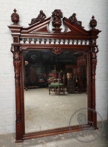 картинка Антикварное зеркало в ореховой раме салоне старинных вещей "Шебби" являющийся официальным дистрибьютором в России и Беларуси