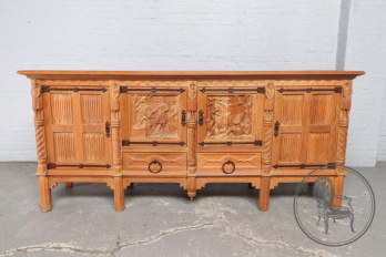 Антикварный комод из дуба с сюжетной резьбой в готическом стиле код. BE3259384