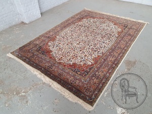 картинка Антикварный иранский шерстяной ковер салоне старинных вещей "Шебби" являющийся официальным дистрибьютором в России и Беларуси