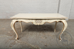 картинка Антикварный кофейный столик в рокайльном стиле салоне старинных вещей "Шебби" являющийся официальным дистрибьютором в России и Беларуси