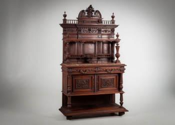 Антикварный поставец с замысловатой резьбой в стиле Ренессанс код.&nbsp;RM4144474