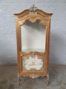 картинка Старинная витрина с резной короной и полихромным декором салоне старинных вещей "Шебби" являющийся официальным дистрибьютором в России и Беларуси