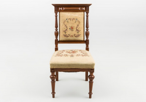 картинка Антикварный стул салоне старинных вещей "Шебби" являющийся официальным дистрибьютором в России и Беларуси