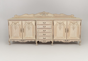 картинка Старинный комод салоне старинных вещей "Шебби" являющийся официальным дистрибьютором в России и Беларуси