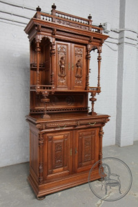 картинка Антикварный буфет салоне старинных вещей "Шебби" являющийся официальным дистрибьютором в России и Беларуси