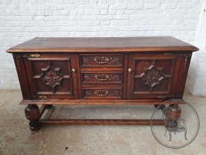 картинка Антикварный комод в стиле Тюдор с латунными накладками салоне старинных вещей "Шебби" являющийся официальным дистрибьютором в России и Беларуси