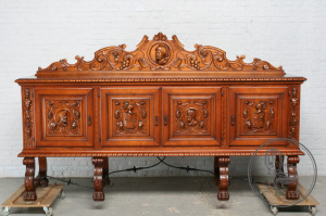 картинка Старинный ореховый комод с резьбой на рыцарский сюжет салоне старинных вещей "Шебби" являющийся официальным дистрибьютором в России и Беларуси