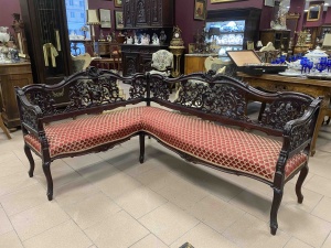 картинка Старинная угловая софа с красной обивкой салоне старинных вещей "Шебби" являющийся официальным дистрибьютором в России и Беларуси