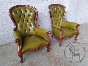 картинка Старинные кресла (пара) из ореха салоне старинных вещей "Шебби" являющийся официальным дистрибьютором в России и Беларуси
