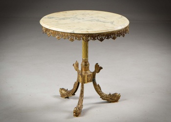 Старинный столик с мраморной столешницей и декоративным основанием из латуни код.&nbsp;RM4165554