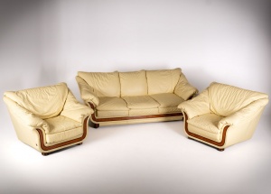 картинка Антикварный кожаный комплект для гостиной салоне старинных вещей "Шебби" являющийся официальным дистрибьютором в России и Беларуси