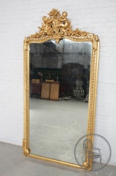 Антикварное зеркало с резными путти на короне код. BE3259343