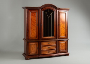 картинка Старинный трехдверный шкаф с вставками из корня ореха салоне старинных вещей "Шебби" являющийся официальным дистрибьютором в России и Беларуси