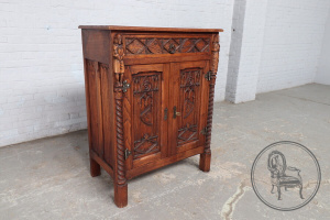 картинка Антикварный комод в готическом стиле с коваными элементами салоне старинных вещей "Шебби" являющийся официальным дистрибьютором в России и Беларуси