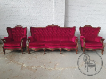 Старинный гарнитур в стиле Людовика XV с каретной стяжкой и обивкой малинового цвета код. BE107478