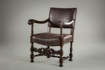 Старинное кресло с высокими резными подлокотниками код. RM4108442