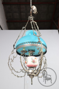 картинка Антикварная люстра салоне старинных вещей "Шебби" являющийся официальным дистрибьютором в России и Беларуси