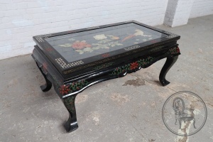 картинка Старинный кофейный столик в восточном стиле с инкрустацией и фигурными опорами салоне старинных вещей "Шебби" являющийся официальным дистрибьютором в России и Беларуси