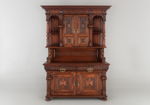 картинка Антикварный буфет салоне старинных вещей "Шебби" являющийся официальным дистрибьютором в России и Беларуси