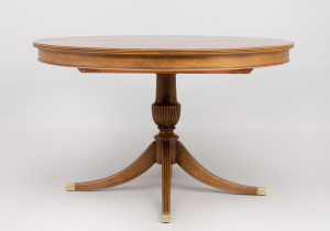 картинка Cтаринный стол салоне старинных вещей "Шебби" являющийся официальным дистрибьютором в России и Беларуси