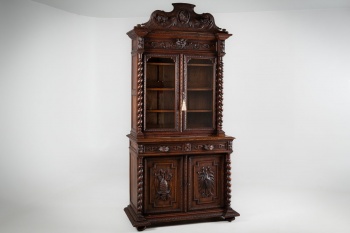 Антикварный дубовый сервант в стиле Ренессанс с рельефными изображениями код.&nbsp;RM4165169