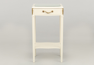 картинка Старинный комод-тумбочка салоне старинных вещей "Шебби" являющийся официальным дистрибьютором в России и Беларуси