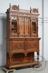 Антикварный буфет из ореха с резными фасадами и короной, с открытой нижней частью код. BE107580