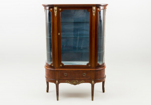 картинка Старинная витрина салоне старинных вещей "Шебби" являющийся официальным дистрибьютором в России и Беларуси