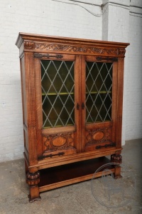 картинка Антикварная дубовая витрина с фигурными опорами и резными филенками салоне старинных вещей "Шебби" являющийся официальным дистрибьютором в России и Беларуси