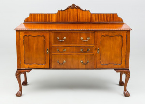 картинка Старинный комод салоне старинных вещей "Шебби" являющийся официальным дистрибьютором в России и Беларуси