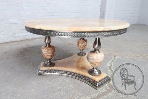 картинка Старинный кофейный столик салоне старинных вещей "Шебби" являющийся официальным дистрибьютором в России и Беларуси