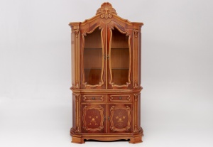 картинка Старинная витрина из бука с инкрустацией салоне старинных вещей "Шебби" являющийся официальным дистрибьютором в России и Беларуси