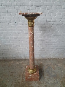 картинка Антикварный мраморный постамент в виде колонны салоне старинных вещей "Шебби" являющийся официальным дистрибьютором в России и Беларуси