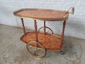 Старинный ореховый сервировочный столик, инкрустированный в технике маркетри с латунной и бронзовой отделкой код. BE4096831