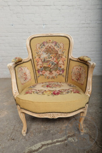 картинка Антикварное кресло с гобеленом салоне старинных вещей "Шебби" являющийся официальным дистрибьютором в России и Беларуси
