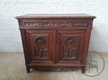 Антикварный комод в Бретонском стиле с объемной сюжетной резьбой код.&nbsp;BE4165509