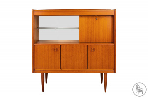 картинка Старинная витрина салоне старинных вещей "Шебби" являющийся официальным дистрибьютором в России и Беларуси