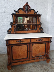 картинка Антикварный комод конца 19 века салоне старинных вещей "Шебби" являющийся официальным дистрибьютором в России и Беларуси