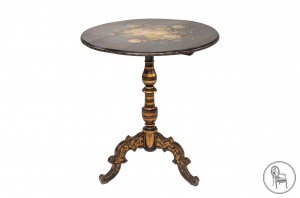 картинка Антикварный столик с росписью салоне старинных вещей "Шебби" являющийся официальным дистрибьютором в России и Беларуси